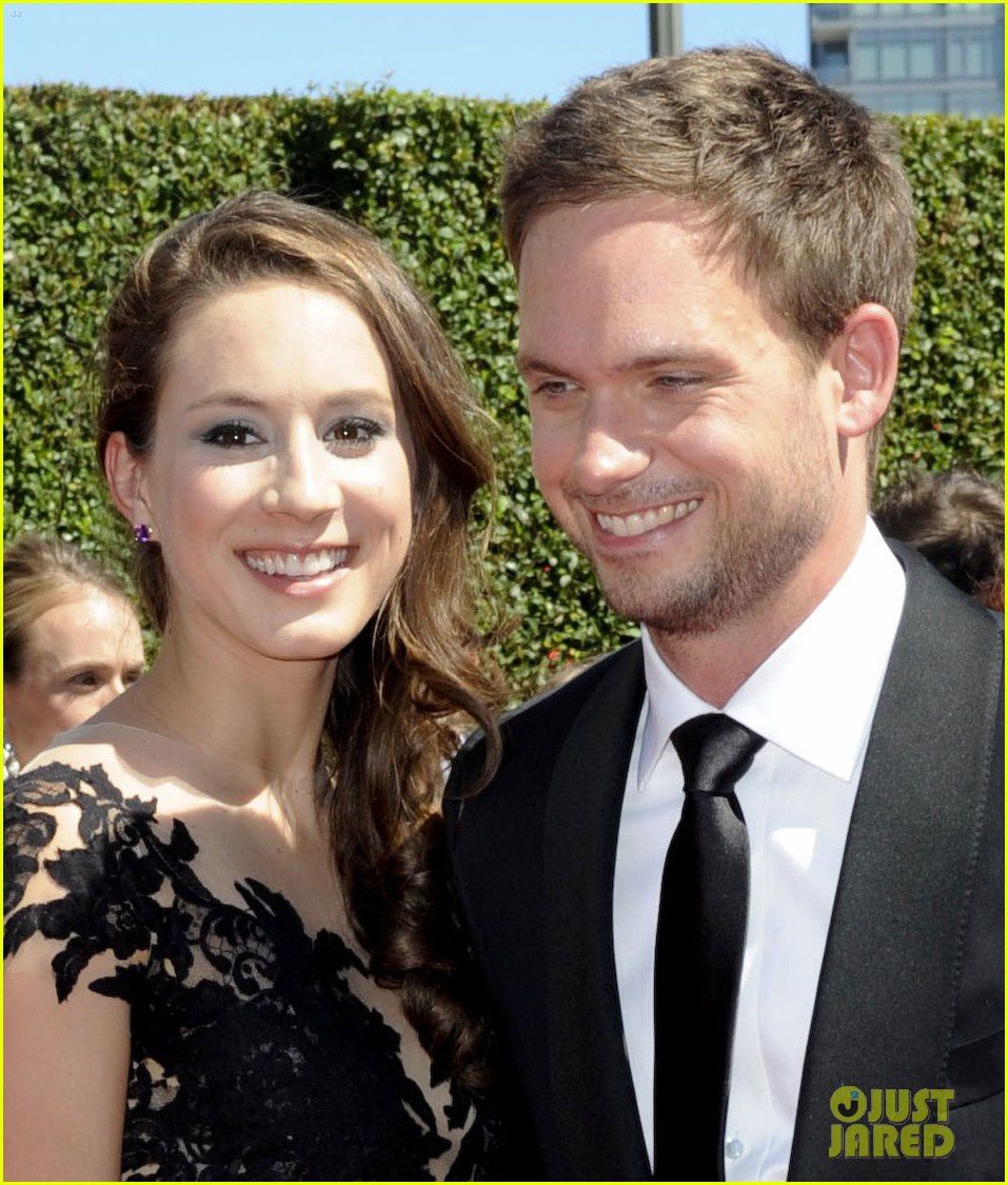 Trioan Bellisario et son fiancé, Patrick J. Adams (Suits) - © Getty
